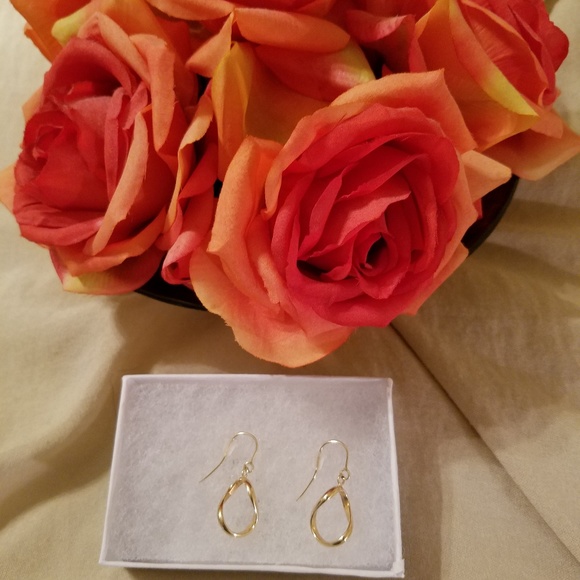 *FREE Trinket Tray + Dainty Gold earrings - Picture 3 of 5